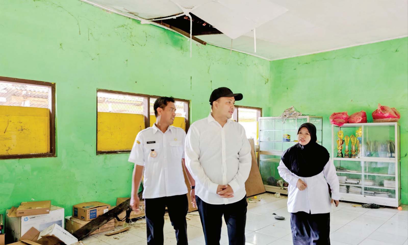 JADI PERHATIAN: Bupati Pasuruan saat memantau sekolah yang fasilitasnya rusak di tahun 2025. Sepanjang 2025 sudah 300 lembaga sekolah yang dibenahi.