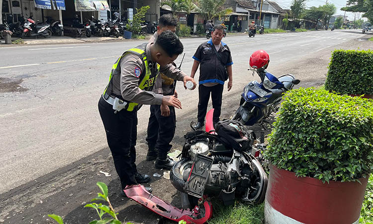 OLAH TKP: Petugas kepolisian saat melakukan olah TKP insiden kecelakaan yang berlangsung saat Nataru.