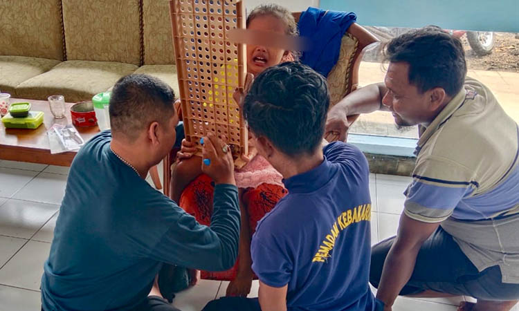 TERJEPIT: Petugas Pos Damkar Unit Tongas mengevakuasi jari IA yang terjepit di lubang rak sepatu.