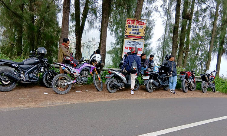 ISTIRAHAT: Pemotor beristirahat sejenak di Lemah Kuning atau Tengking di Desa Ngadisari, Kecamatan Sukapura untuk mendinginkan rem.
