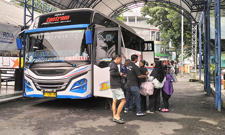 DISERBU PENUMPANG: Bus antar kota dalam provinsi transit di Terminal Tipe A Pandaan.