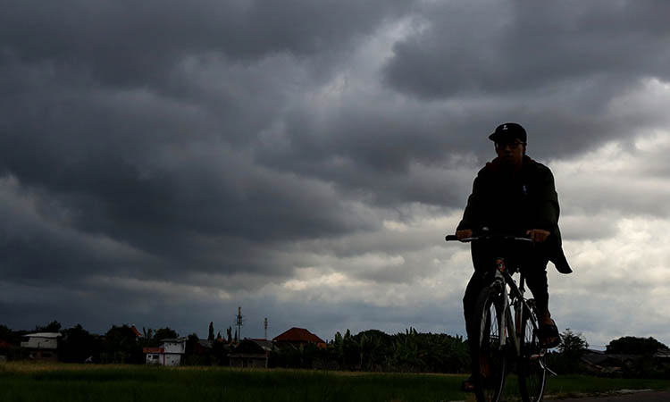 BERAWAN: Mendung tebal yang menyelimuti Probolinggo. Memasuki muncak musim hujan, bencana hidrometeorologi masih berpotensi terjadi.