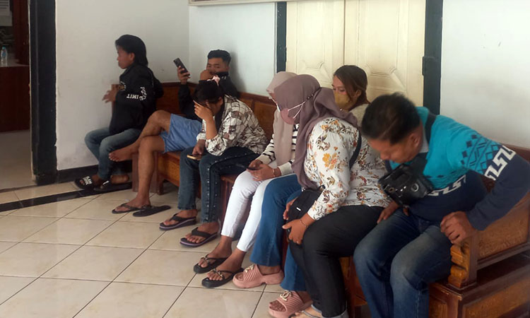DIAMANKAN: Sejumlah sejoli yang sedang menginap di sebuah penginapan di Kelurahan Ketapang, Kecamatan Kademangan, Kota Probolinggo, digiring ke Mako Satpol PP Kota Probolinggo, Minggu (4/1).