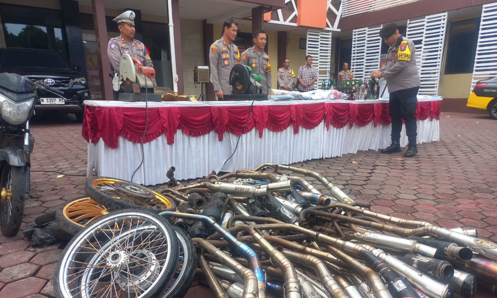 DIPOTONG: Sejumlah barang bukti knalpot brong dimusnahkan dalam pers rilis akhir 2025 di Mapolres Probolinggo Kota, Senin (29/12).