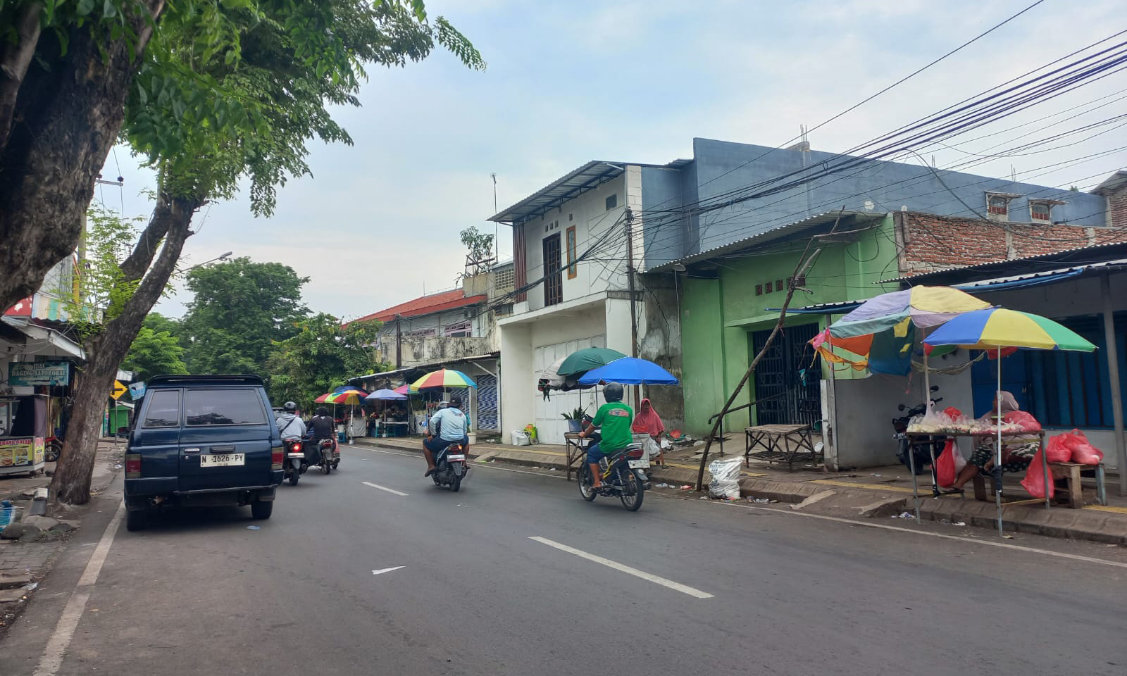 MENGAIS REZEKI: Sejumlah pedagang bunga berjualan di trotoar di sisi selatan Pasar Baru Kota Probolinggo, Sabtu (3/1).