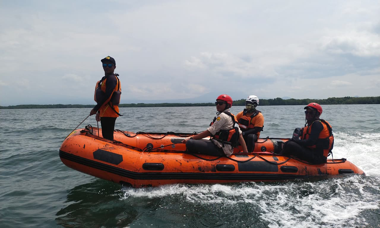 PENYISIRAN: Tim gabungan BPBD Kabupaten Probolinggo dan Basarnas mencari keberadaan Juari Muksen, yang dikabarkan hilang di Pantai Bujel, Desa Curahsawo, Kabupaten Probolinggo, Minggu (4/1).