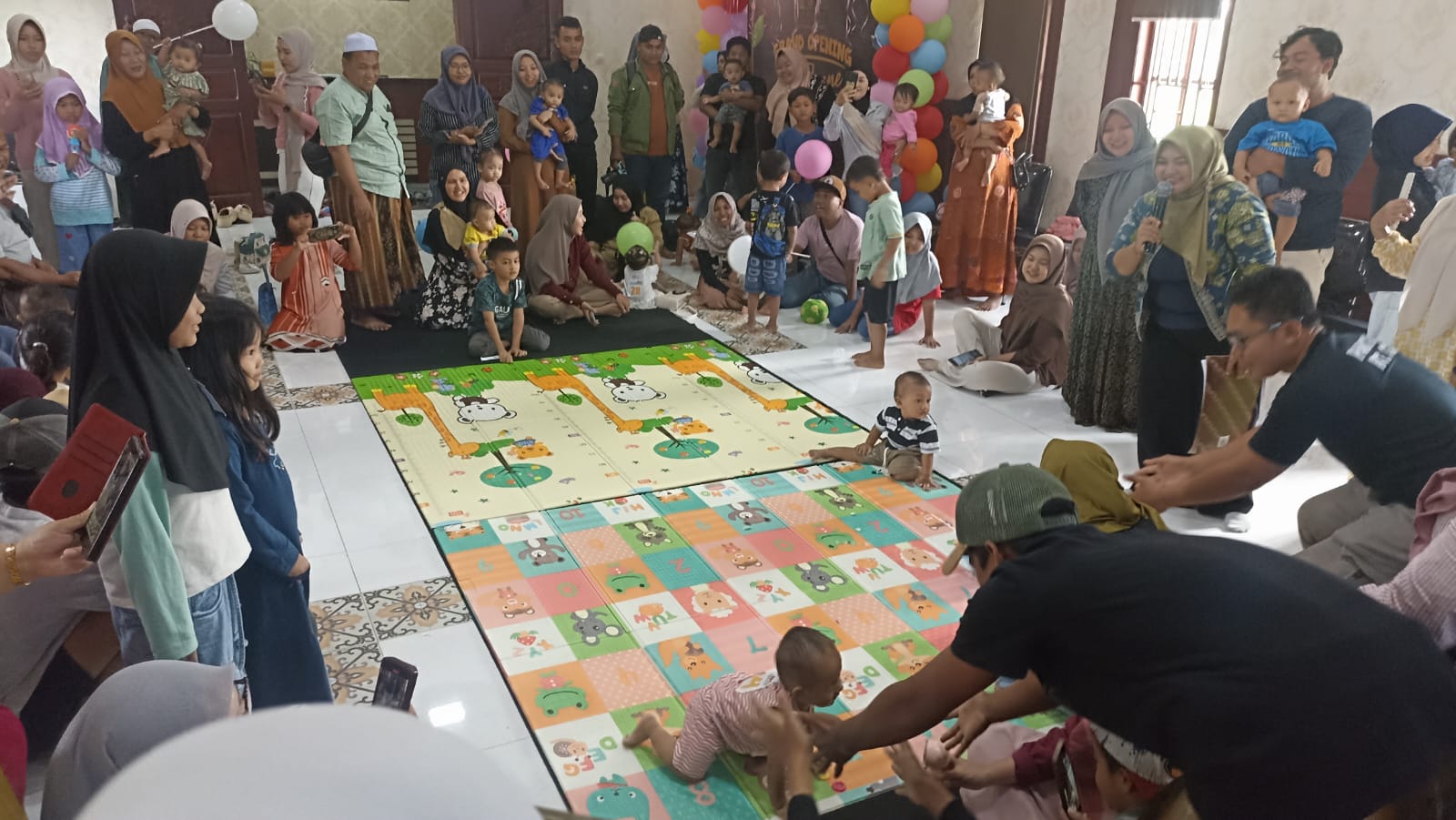 SERU: Lomba bayi merangkak diikuti puluhan bayi. Lomba ini digelar di hall Ayo Renne Cafe & Resto lantai 2.
