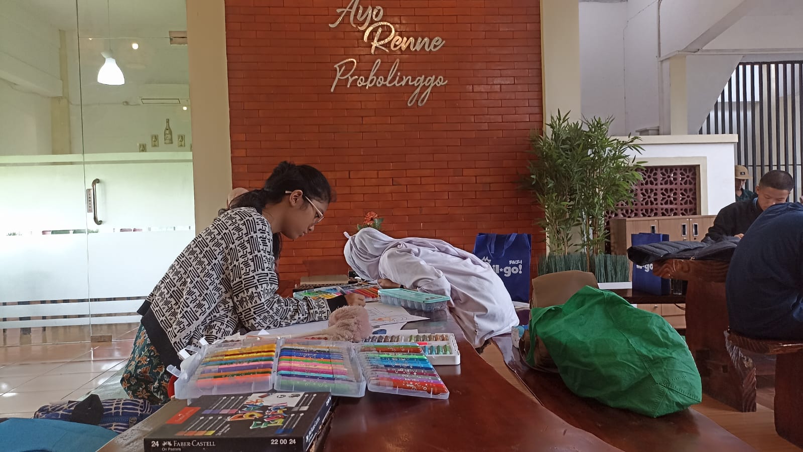 MELUKIS: Sejumlah peserta lomba menlukis tampak serius mengikuti lomba.