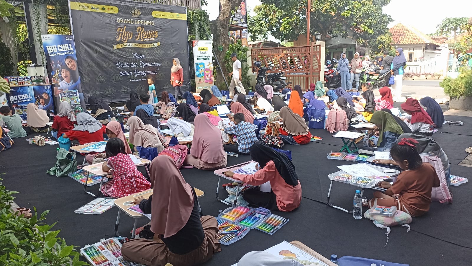 MEWARNAI: Puluhan siswa SD/MI mengikuti lomba mewarnai dalam rangkaian Grand opening Ayo Renne Cafe & Resto Probolinggo.