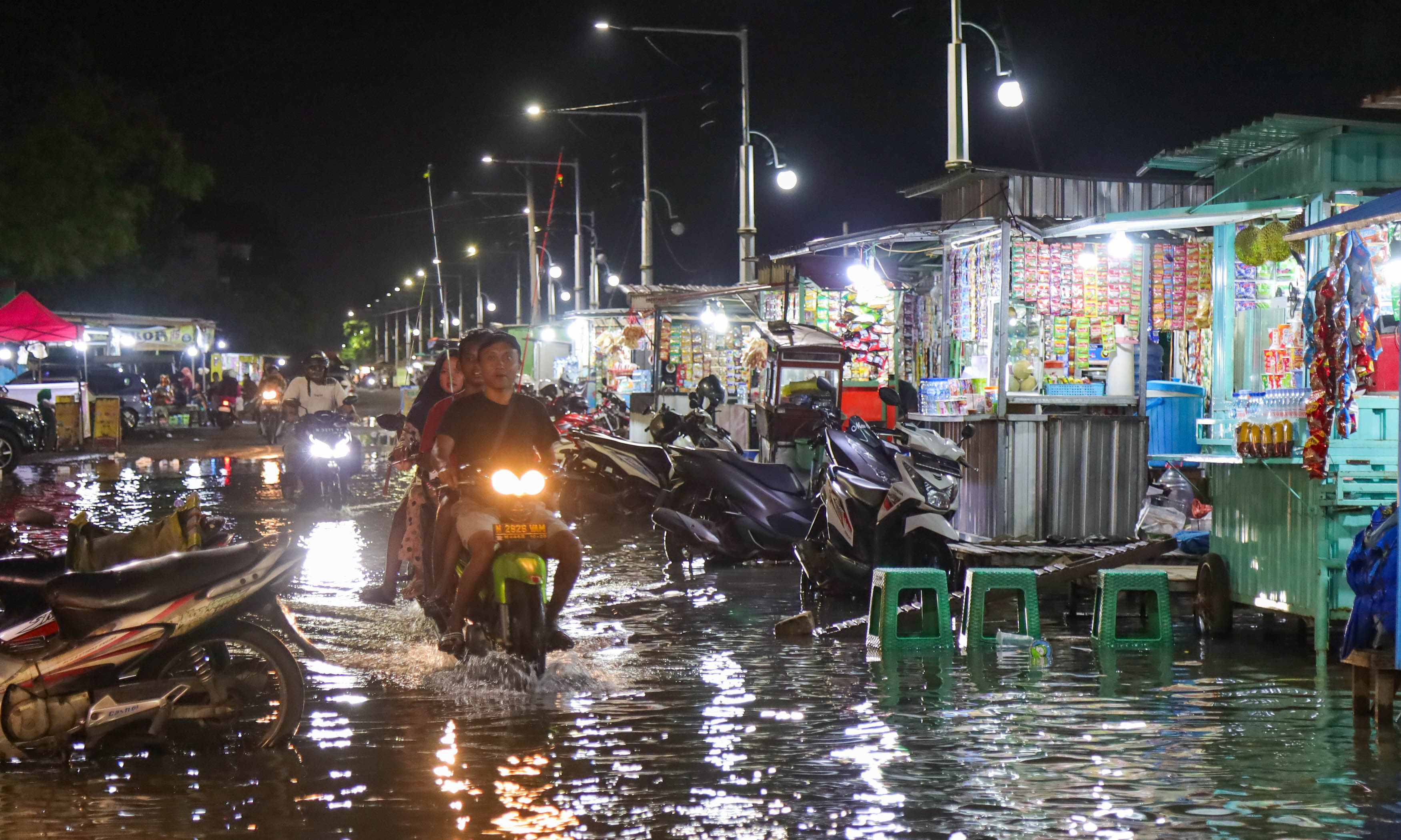 TERGENANG: Banjir rob terjadi di daerah Pelabuhan Pasuruan. Kondisi serupa diprediksi masih akan terjadi sampai tiga hari ke depan.