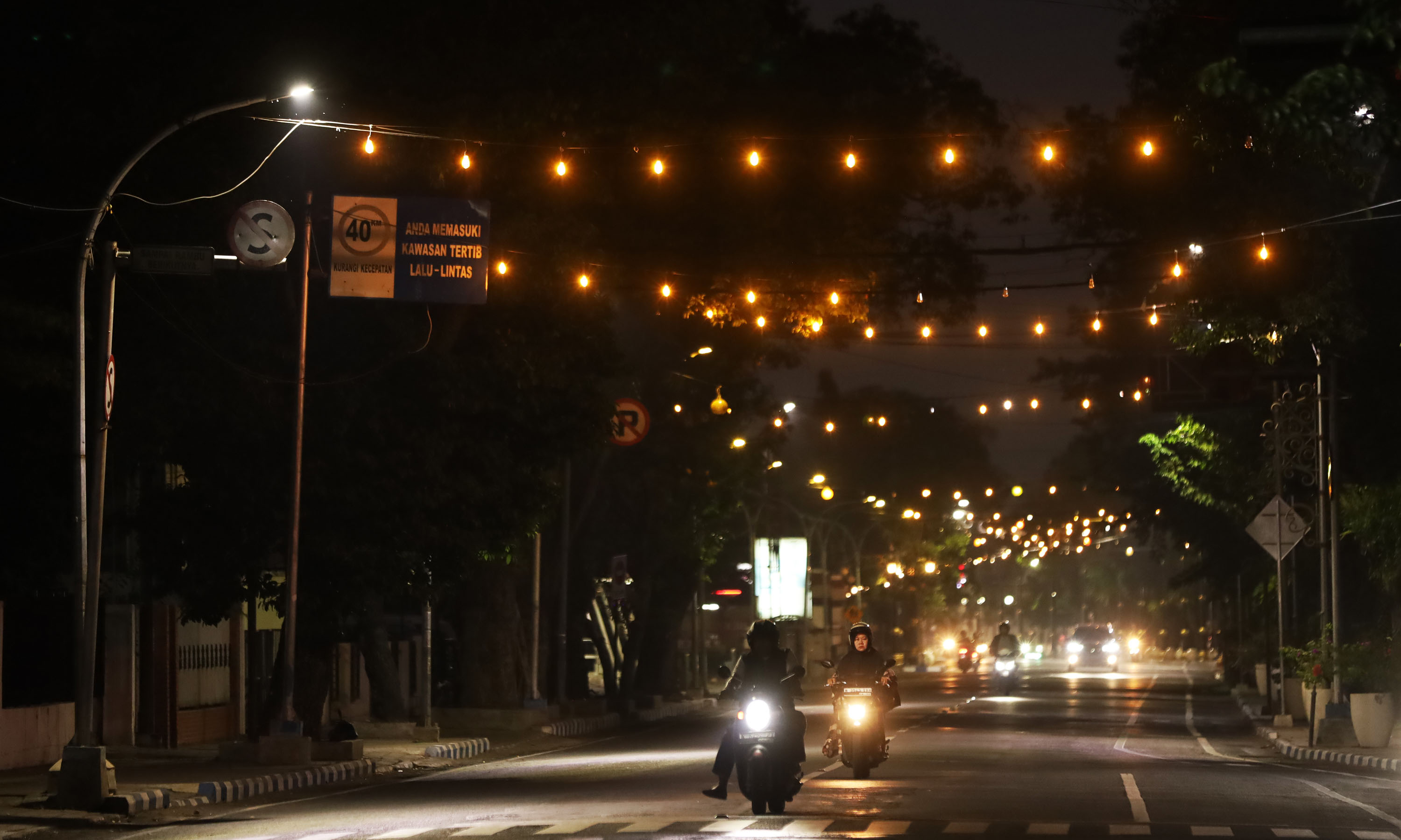 TERANG: Sejumlah pengendara melintas di Jalan Pahlawan, Kota Pasuruan, yang begitu terang dengan adanya PJU.