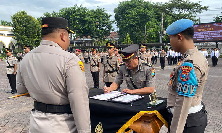 SERTIJAB: Kapolres Pasuruan AKBP Jazuli Dani Iriawan saat memimpin jalannya sertijab perwira di lingkungan Polres Pasuruan.