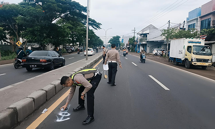 Petugas Satlantas saat melakukan olah TKP kecelakaan maut di jalur pantura, Bangil, Kabupaten Pasuruan, Senin (5/1).