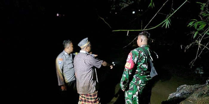 LOKASI KEJADIAN: Petugas saat meninjau lokasi tempat korban ditemukan mengapung saat mencari ikan dengan setrum.