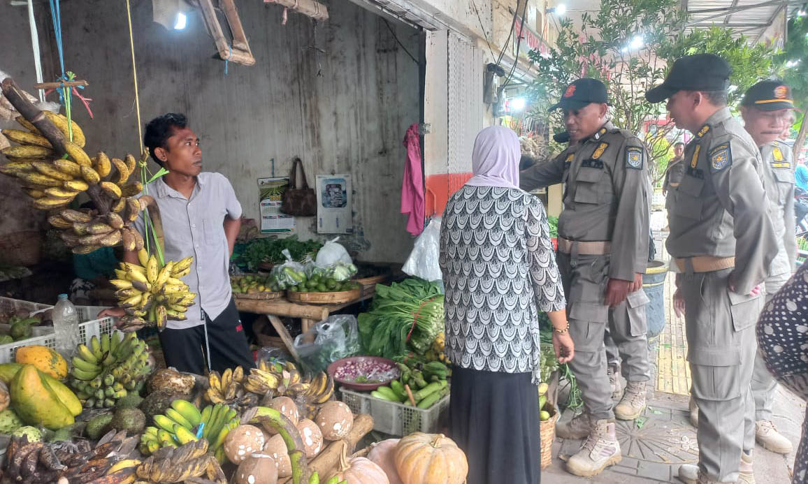 HARUS TEGAS: Personel Satpol PP melakukan penertiban lapak milik pedagang di Pasar Baru Kota Probolinggo yang berada di trotoar, Senin (5/1) pagi.