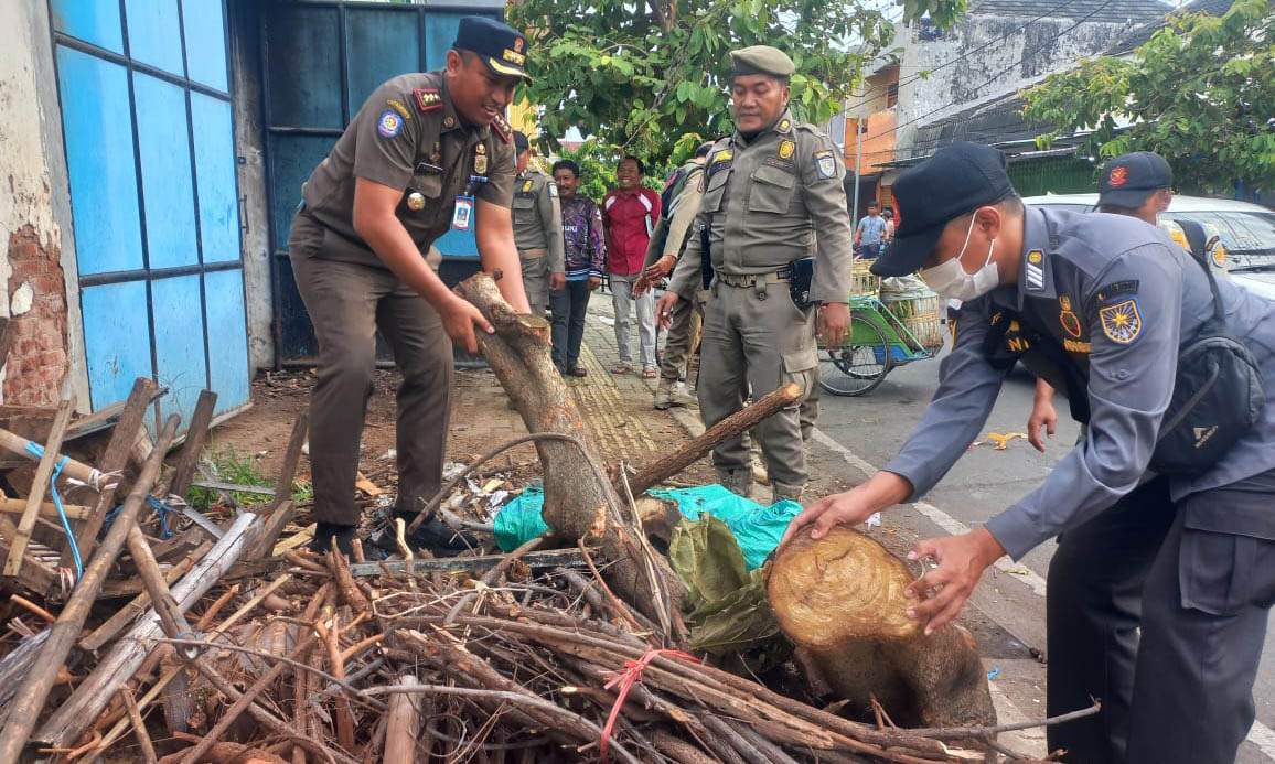 HARUS TEGAS: Personel Satpol PP melakukan penertiban lapak milik pedagang di Pasar Baru Kota Probolinggo yang berada di trotoar, Senin (5/1) pagi.