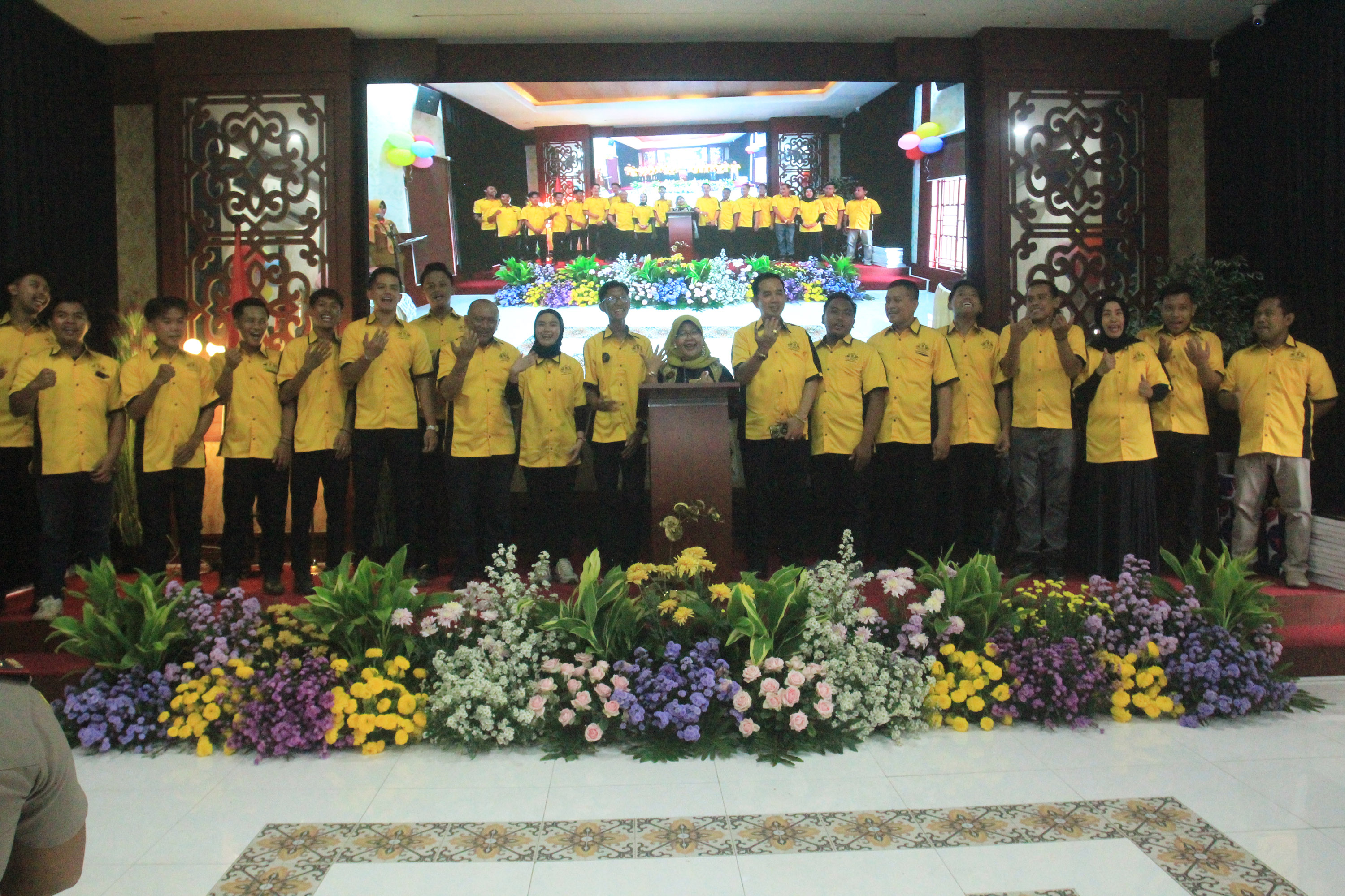 KOMPAK: Dr. dr. Hj. Yessi Rahmawatim Sp.OG(K) berfoto bersama manajemen dan karyawan Ayo Renne Caf&eacute; & Resto Probolinggo.