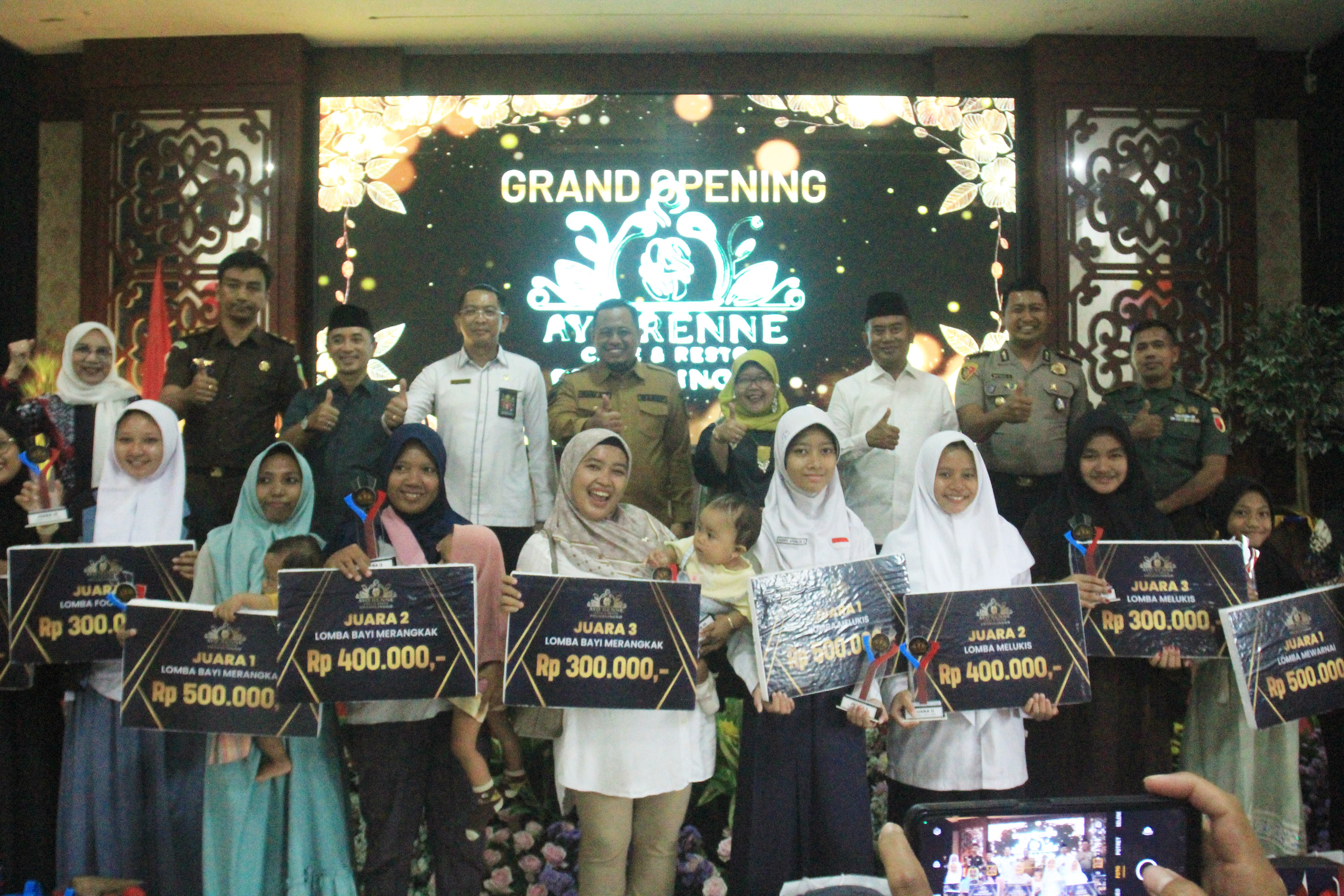 JUARA: Para juara lomba dalam rangkaian grand opening Ayo Renne Caf&eacute; & Resto Probolinggo berfoto bersama.