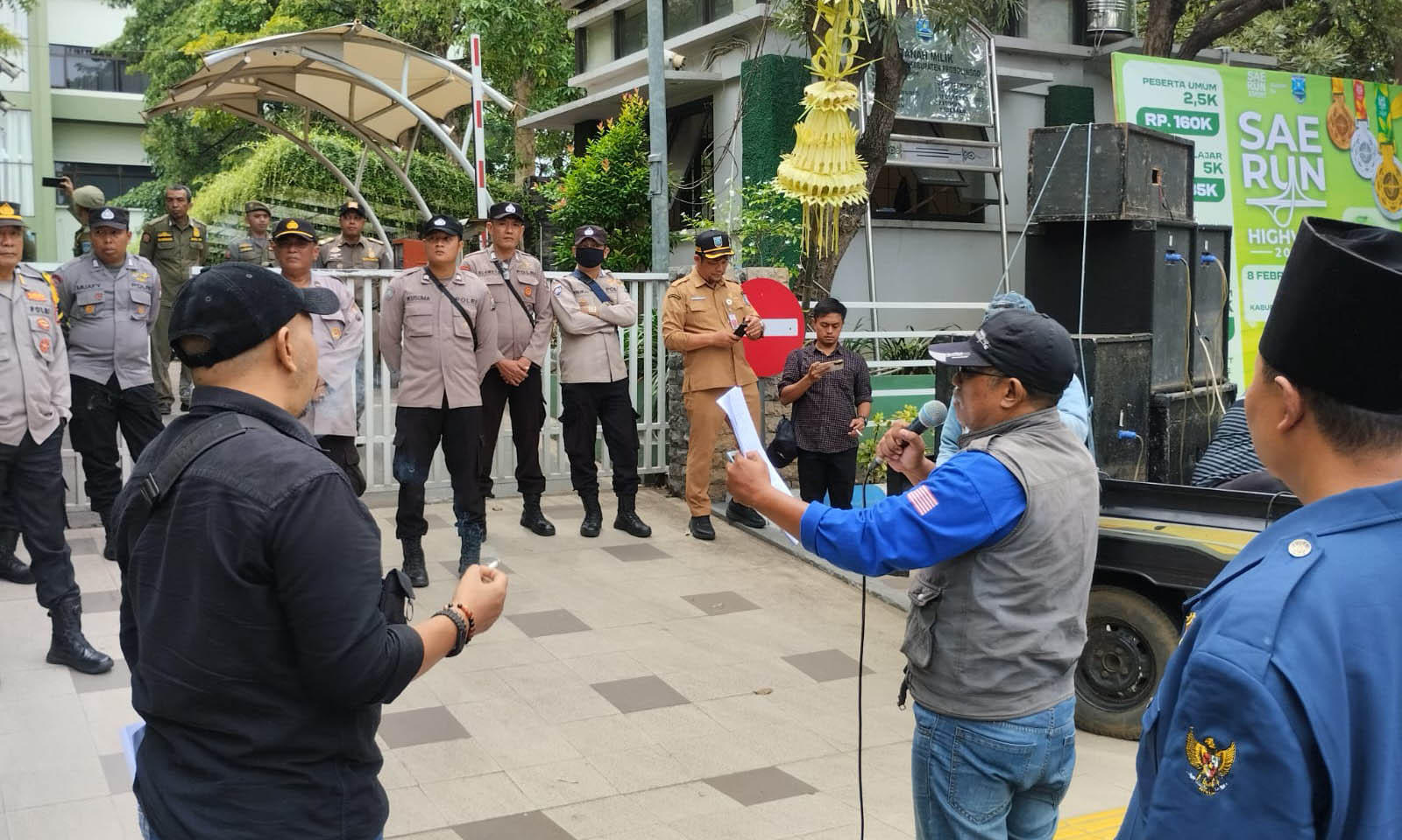 TUDING KONTROVERSI: Aksi demonstrasi yang digelar Aliansi L3GAM di Kantor Bupati Probolinggo, Senin (5/1) siang.