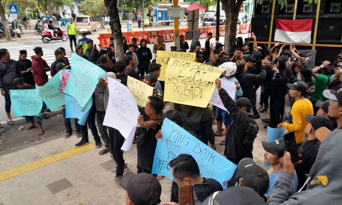 DITERIMA: Massa pendukung Pemkab Probolinggo saat melakukan dialog bersama Sekretaris Daerah Kabupaten Probolinggo.