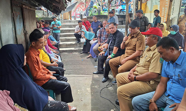 DIALOG: Bupati Pasuruan HM Rusdi Sutejo saat audiensi dengan para pedagang Pasar Gondanglegi, Kecamatan Beji.