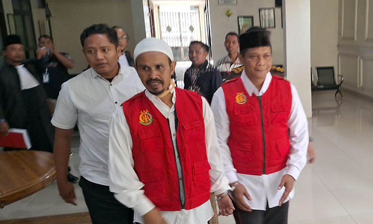 DISIDANG: Dua terdakwa kasus dugaan perusakan makam yang menjalani sidang Senin (5/1). Keduanya dijerat pasal alternatif.