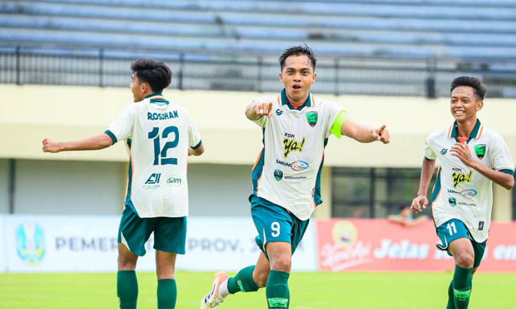 SUMBANG GOL: Ricko Hardiansyah (tengah), M Nurhacqiqi (kanan) dan Rosihan merayakan gol pertama mereka.