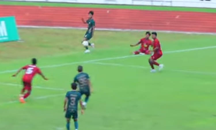 Laga antara Persekap )kostum hijau) dan Inter Kediri di Jember Sport Garden.