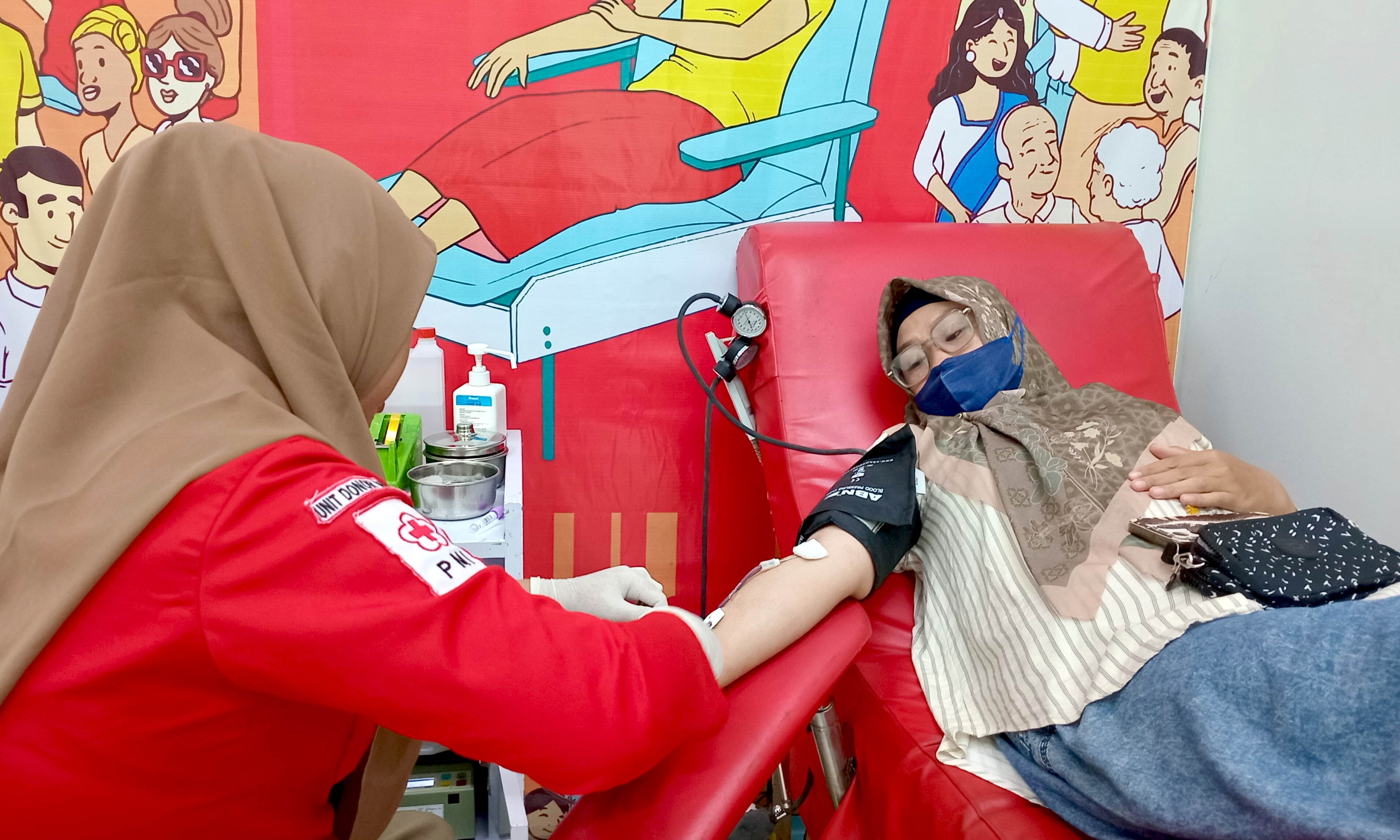 DONOR: Warga Kecamatan Kraksaan melakukan donor darah. Setelah libur tahun baru, stok darah terbatas diprediksi bertahan sepekan.