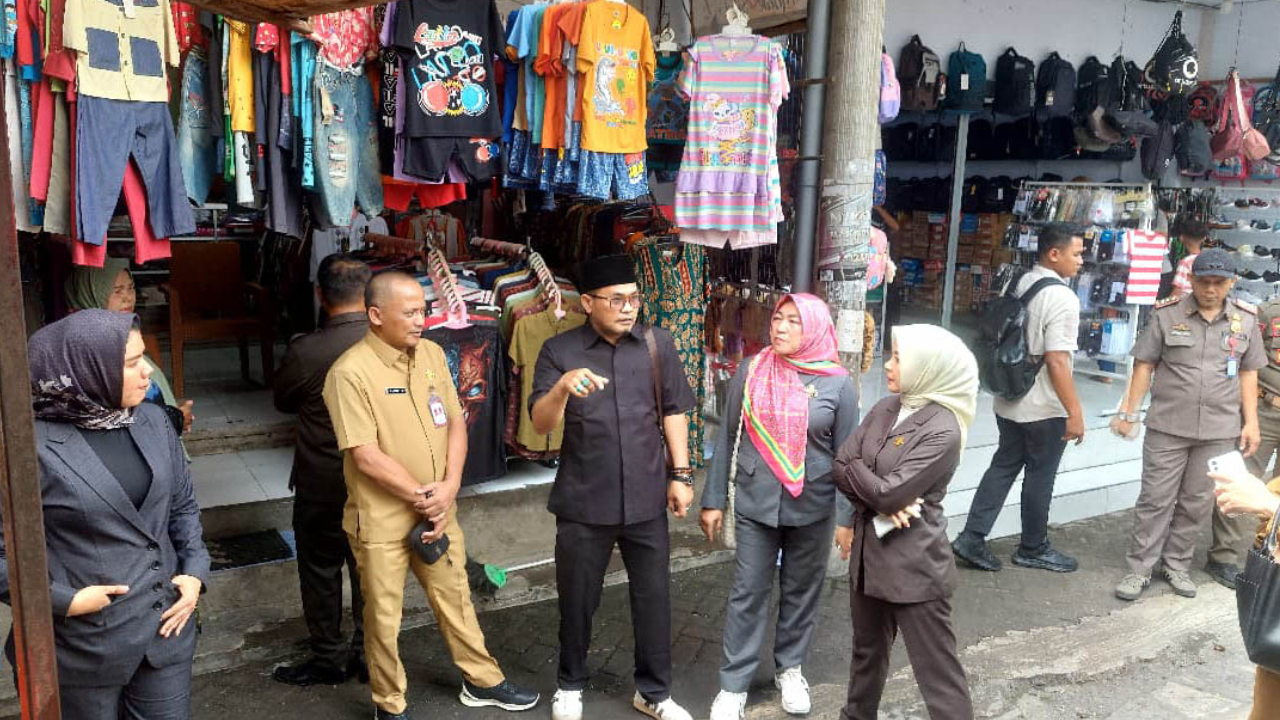 SIDAK: Komisi II DPRD Kota Probolinggo di Pasar Gotong Royong. Nampak banyak bedak atau stan pedagang yang kosong tak ditempati.
