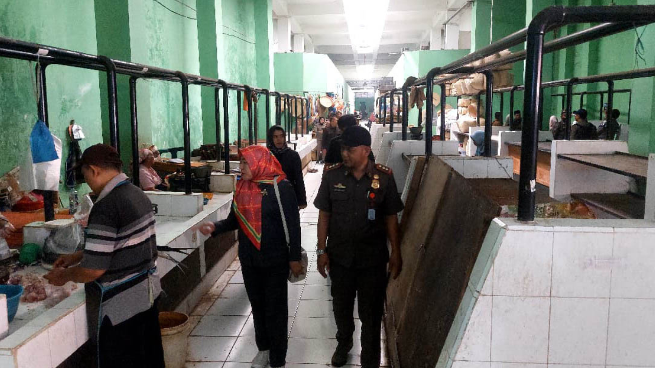 TETAP WAJIB MEMBAYAR: Bedak milik pedagang di Pasar Gotong Royong. Pedagang diminta menempati lapaknya dalam 1 minggu. Jika bedak atau stan itu tidak terisi, maka hak tempat atau penggunaan bedak stan