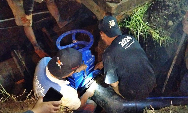 PERBAIKI: Pekerja saat melakukan perbaikan jaringan. Sejauh ini, ada lebih dari 43 ribu sambungan rumah yang terlayani air perusahaan daerah.