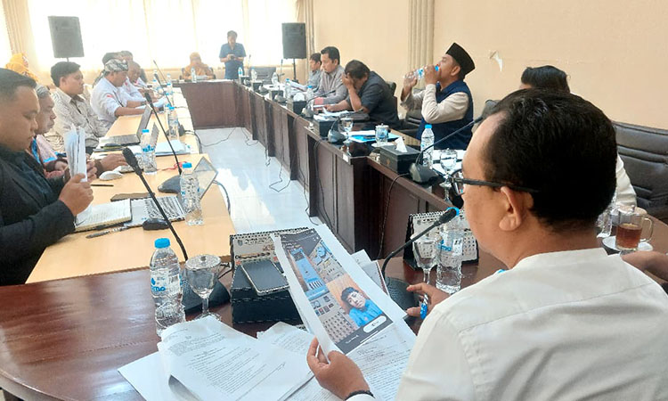 Suasana RDP membahas soal pemecatan seorang pegawai di Kota Probolinggo karena upload foto dan video di media sosial.