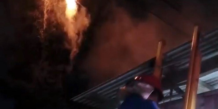 SEMPROT: Tim Damkar Satpol PP Kota Probolinggo berusaha memadamkan api di kabel listrik di Kelurahan/Kecamatan Kedopok, Kota Probolinggo, Senin (5/1) malam.