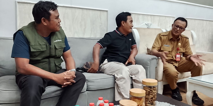 SILATURAHMI: Kepala Disdikdaya Kabupaten Probolinggo, Hary Thahjono (kanan) saat menerima kehadiran perwakilan Jawa Pos Radar Bromo di kantornya, Selasa (6/1).