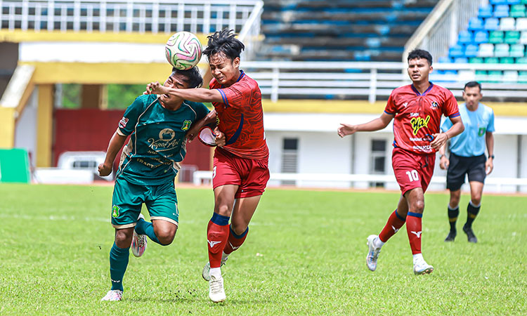 KETAT: Penggawa Persekap berebut bola dengan penggawa Inter Kediri di Jember Sport Garden, Senin (5/1). (Istimewa)