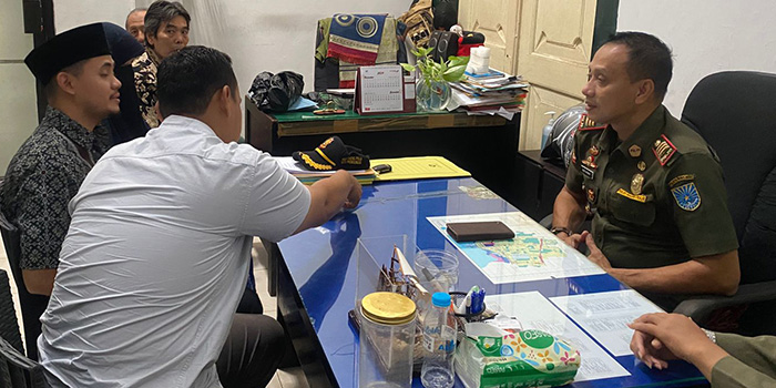 TUNGGU TINDAKAN: Sejumlah warga Kelurahan Ketapang, Kecamatan Kademangan, mendatangi kantor Satpol PP Kota Probolinggo.