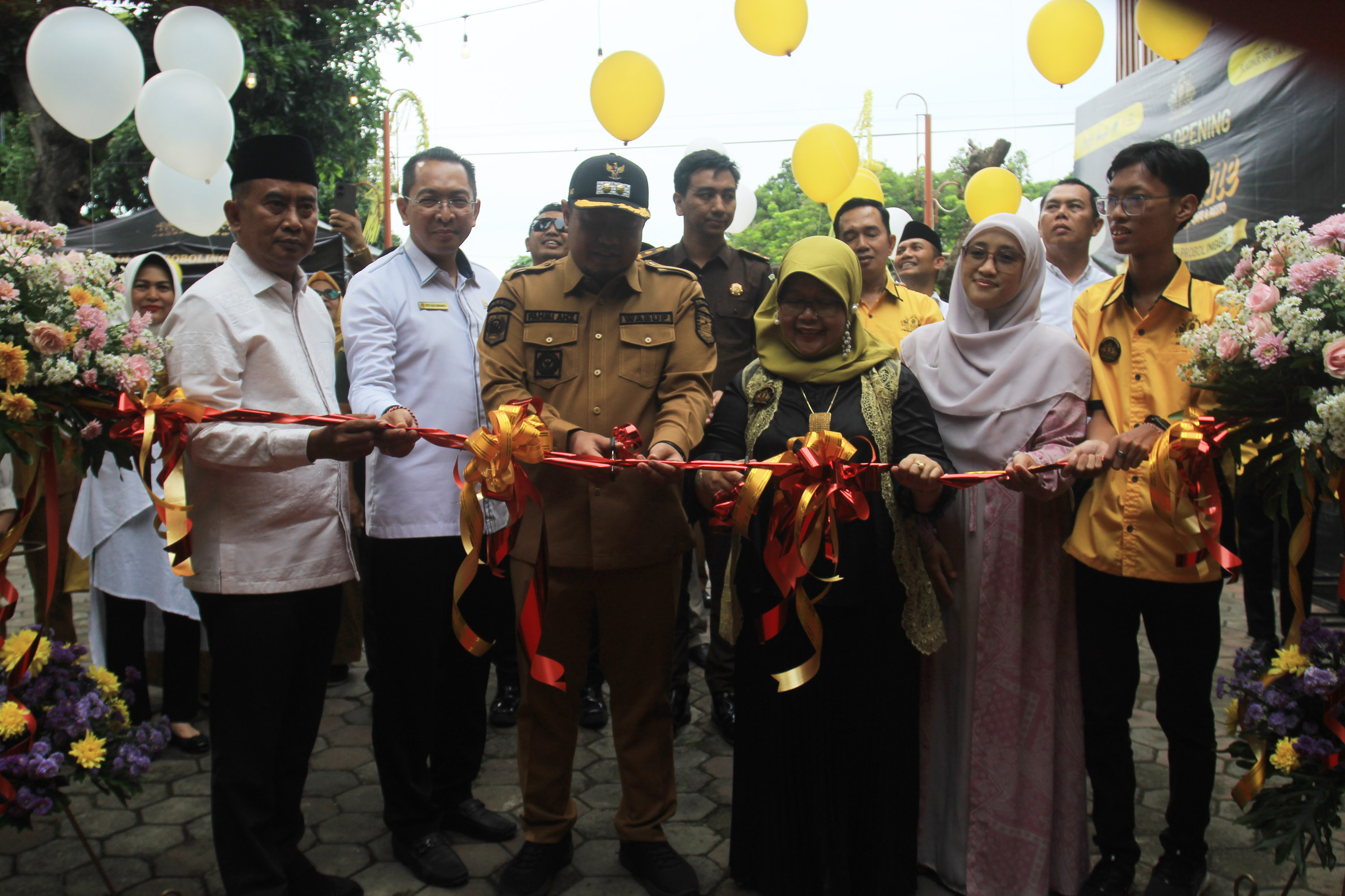 PERESMIAN: Wakil Bupati Probolinggo Fahmi AHZ didampingi Sekda Pemkab Probolinggo Ugas Irwanto; Dr. dr. Hj. Yessi Rahmawati, Sp.OG(K).; dan tamu undangan menggunting pita peresmian.