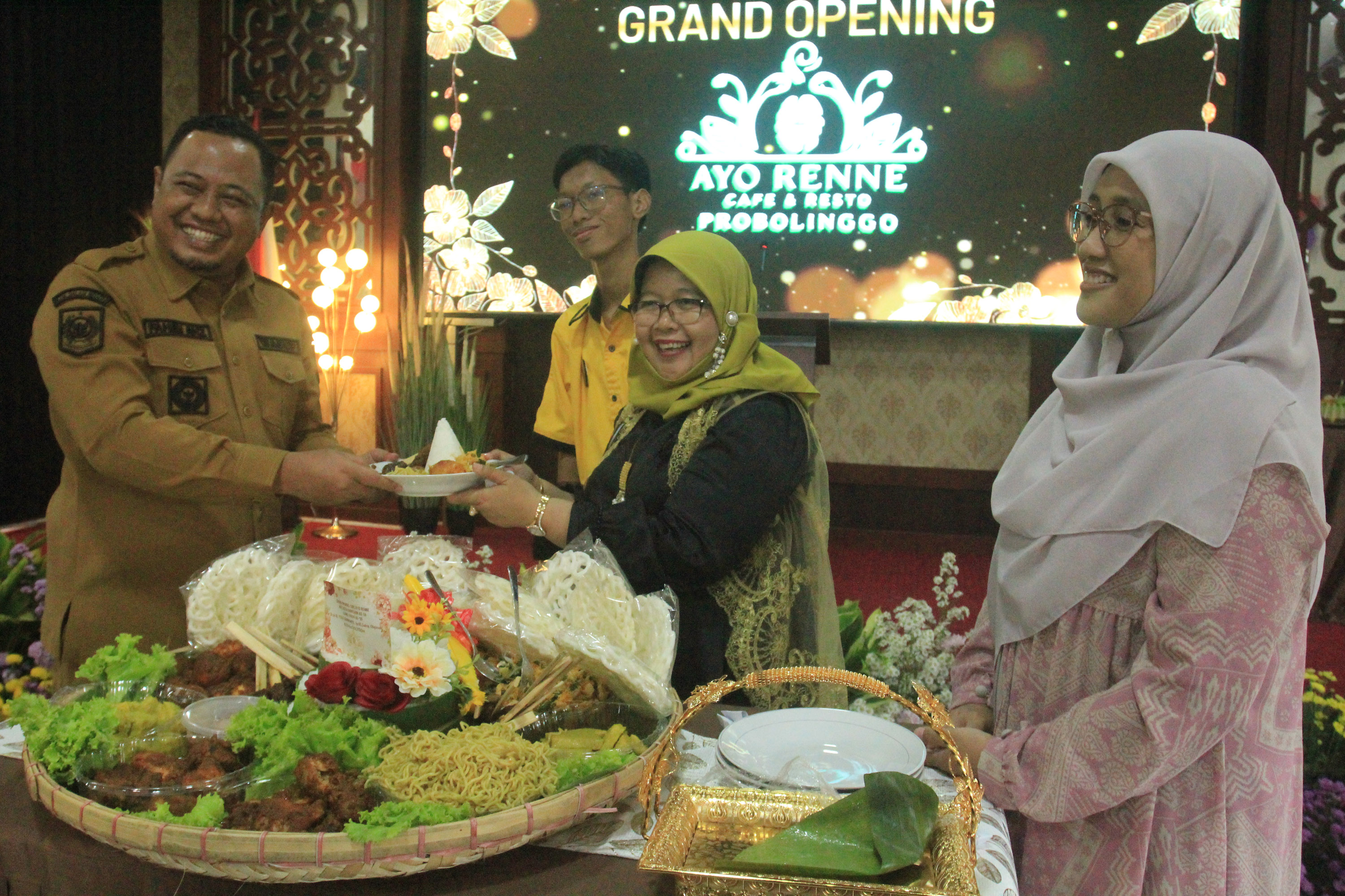 TUMPENG: Owner Ayo Renne Dr. dr. Hj. Yessi Rahmawati Sp.OG(K). menyerahkan tumpeng kepada Wakil Bupati Probolinggo Fahmi AHZ.