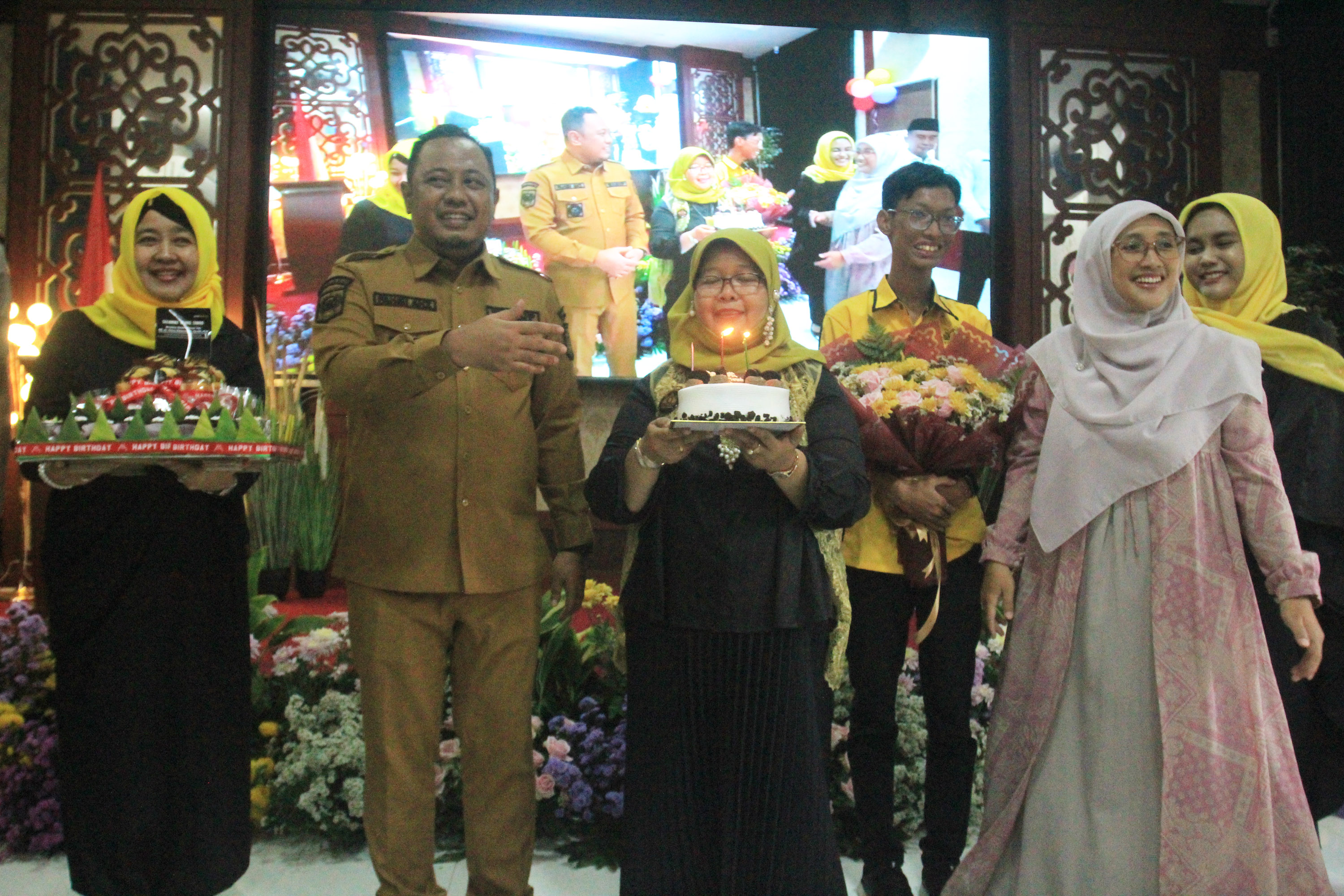 ULANG TAHUN: Owner Ayo Renne Dr. dr. Hj. Yessi Rahmawati, Sp.OG(K). meniup kue ulang tahun dalam Grand Opening Ayo Renne Cafe & Resto Probolinggo.