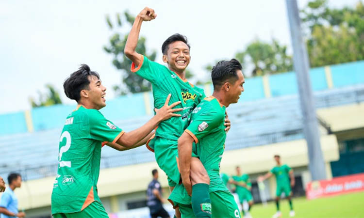 MELAJU: Ricko Hardiansyah (kanan) merayakan golnya bersama Pasuruan United. Kapten Laskar Santri Mbeling ini mencetak gol pembuka saat melawan Triple
