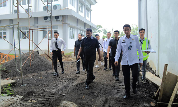 TINJAU: Dirjenpas Brigjenpol Drs Mashudi saat mengecek pembangunan lapas tahun lalu. Tahun ini, Lapas Pasuruan yang baru masih membutuhkan suntikan anggaran untuk beberapa bagian.