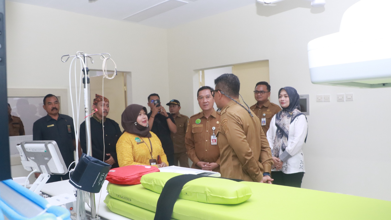 CATHLAB: Bupati Probolinggo dr. Mohammad Haris didamping Dr. dr. Hj. Yessi Rahmawati, Sp.OG(K). dan Kepala Dinkes dr. Hariawan Dwi Tamtomo meninjau Ruang Cathlab.