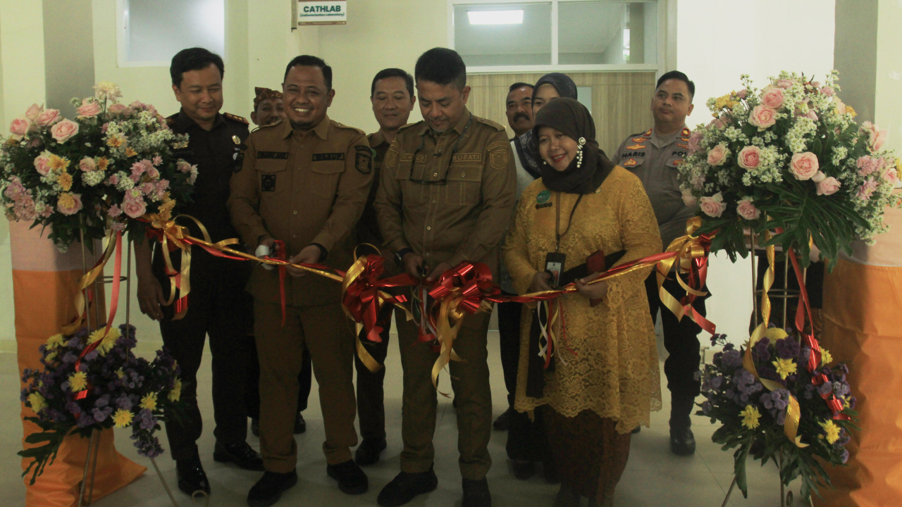GUNTING PITA: Bupati dan Wakil Bupati Probolinggo didampingi Direktur RSUD Waluyo Jati Dr. dr. Hj. Yessi Rahmawati, Sp.OG(K)., meresmikan Ruang Cathlab dan ICVCU.