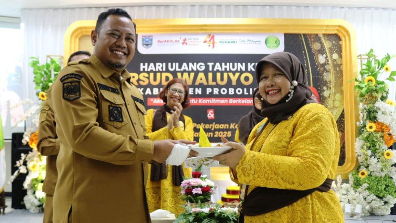 ULANG TAHUN: Dr. dr. Hj. Yessi Rahmawati, Sp.OG(K). menyerahkan potongan tumpeng kepada Wakil Bupati Probolinggo Fahmi AHZ.