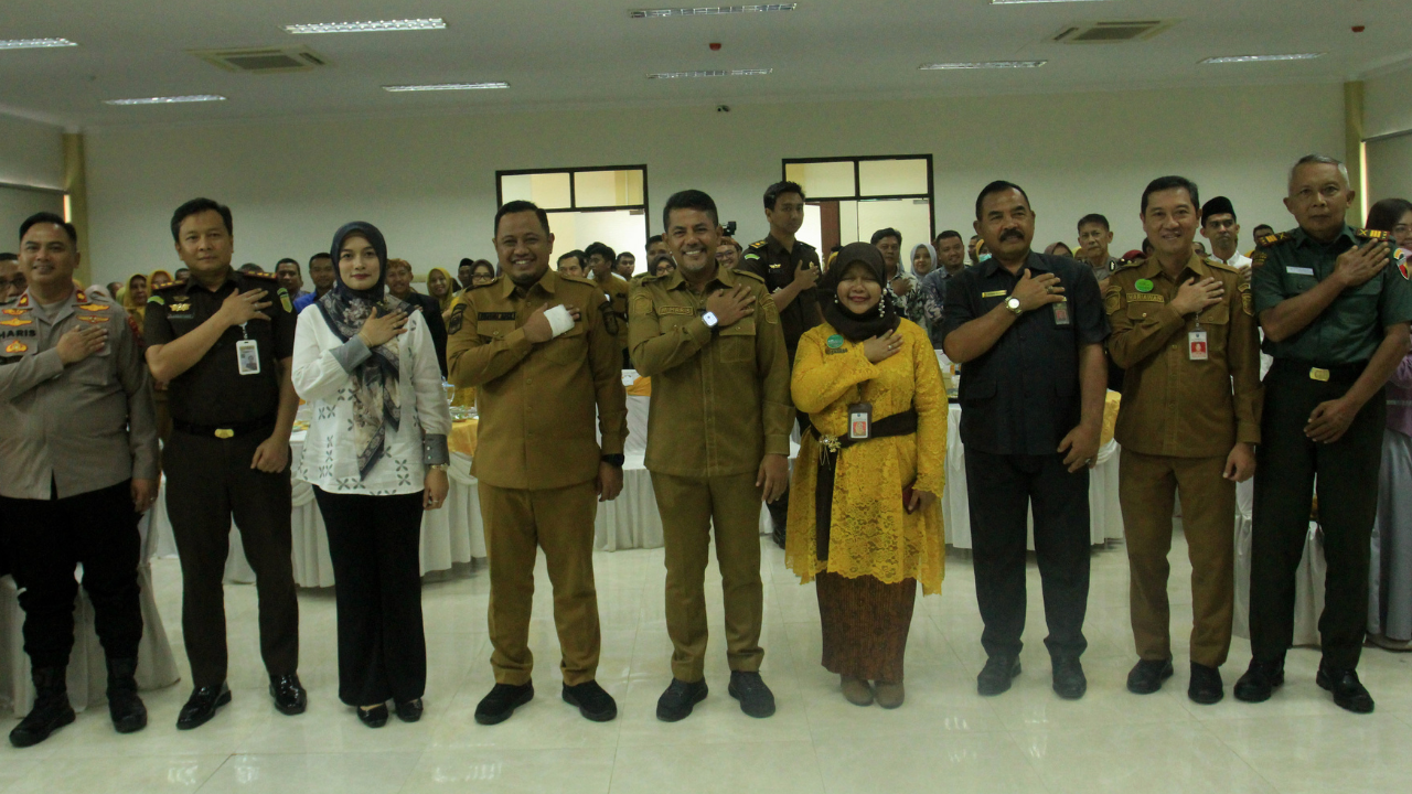 KOMPAK: Bupati dan Wakil Bupati Probolinggo, Direktur RSUD Waluyo Jati, Kepala Dinas Kesehatan, dan perwakilan Forkpimda berfoto bersama di ruang Asoka lantai III RSUD Waluyo Jati.