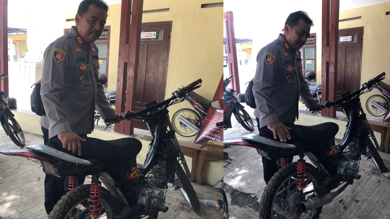BARANG BUKTI: Kapolsek Tongas AKP Ahmad Jayadi menunjukkan motor pelaku yang diamankan di Mapolsek Tongas, Rabu (7/1) siang.