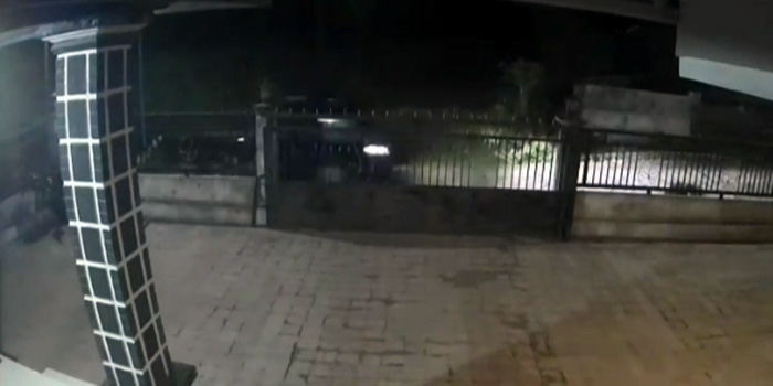 TEREKAM: Tindak pencurian pikap yang terekam CCTV. Mobil pikap tersebut hilang saat terpakir di halaman rumah. Sementara sopir pikap tidur di kamarnya.