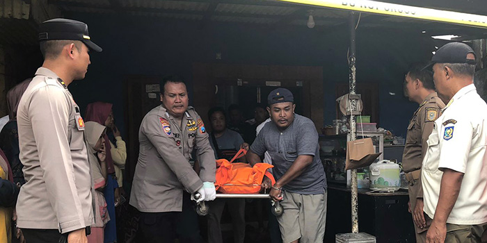EVAKUASI: Jenazah korban Afa, 16, dievakuasi dari rumahnya di Kanigaran, Kota Probolinggo, menuju kamar jenazah RSUD dr. Mohammad Saleh, Rabu (7/1) siang.