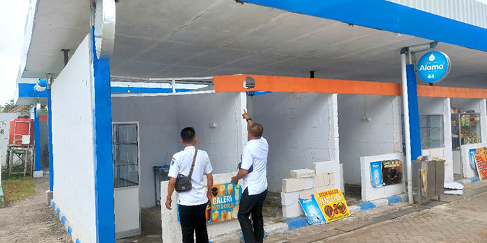 Kepala Dinas Koperasi, Usaha Mikro, dan Perdagangan (DKUP) Kota Probolinggo Slamet Swantoro  (kanan) saat meninjau stan sisi utara GOR A Yani.